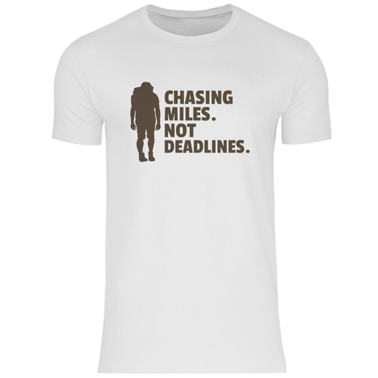 Herren T-Shirt in White mit CHASING MILES NOT DEADLINES Print. Fernweh zum Anziehen mit travelPrint4U.de