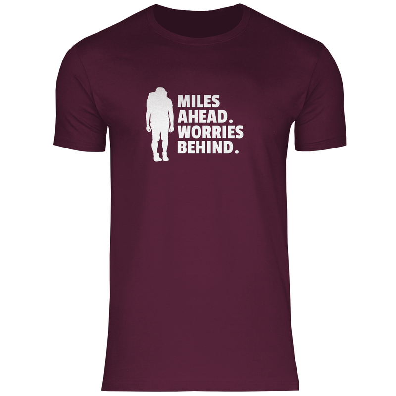 T-Shirt für Herren in Burgundy mit MILES AHEAD WORRIES BEHIND Print. Fernweh zum Anziehen mit travelPrint4U.de