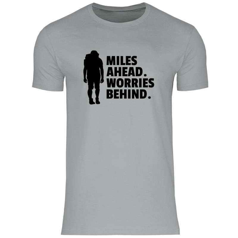T-Shirt für Herren in Pacific Grey mit MILES AHEAD WORRIES BEHIND Print. Fernweh zum Anziehen mit travelPrint4U.de
