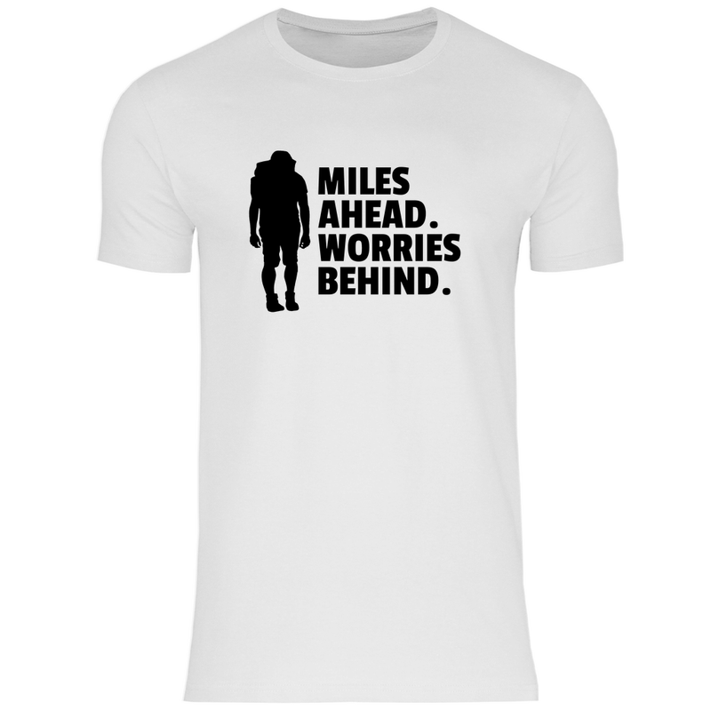 T-Shirt für Herren in White mit MILES AHEAD WORRIES BEHIND Print. Fernweh zum Anziehen mit travelPrint4U.de