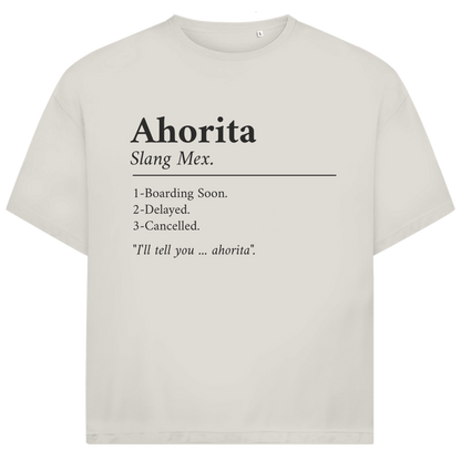 Schwarzer Schriftzug „Ahorita“ mit erklärender Definition, typografisches Layout auf sandfarbenem Hintergrund.