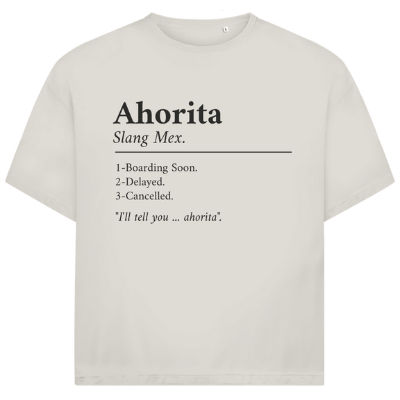 Schwarzer Schriftzug „Ahorita“ mit erklärender Definition, typografisches Layout auf sandfarbenem Hintergrund.