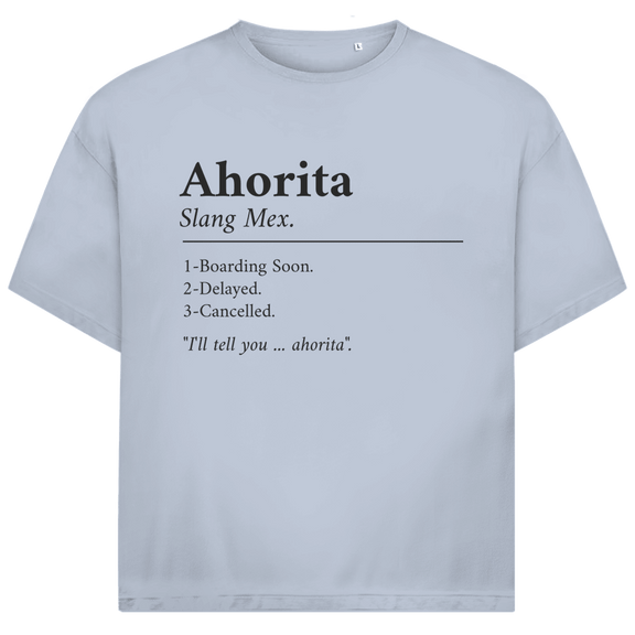 Schwarzer Schriftzug „Ahorita“ mit erklärender Definition, typografisches Layout auf hellblauem Hintergrund.