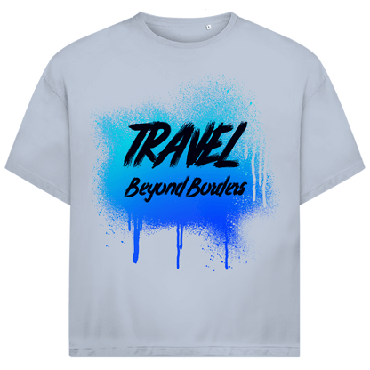 Blaues Street-Art-Design mit Spray-Effekt und markanter Textur auf hellblauem Hintergrund.