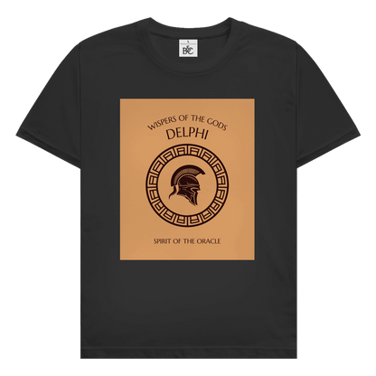 Delphi Design mit griechischem Kriegerhelm, antikem Ornamentkreis und Schriftzug Whispers of the Gods Spirit of the Oracle.