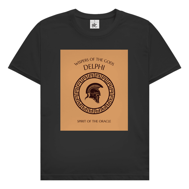 Delphi Design mit griechischem Kriegerhelm, antikem Ornamentkreis und Schriftzug Whispers of the Gods Spirit of the Oracle.