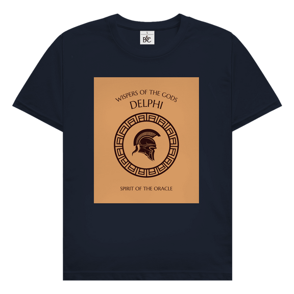 Delphi Design mit griechischem Kriegerhelm, antikem Ornamentkreis und Schriftzug Whispers of the Gods Spirit of the Oracle.