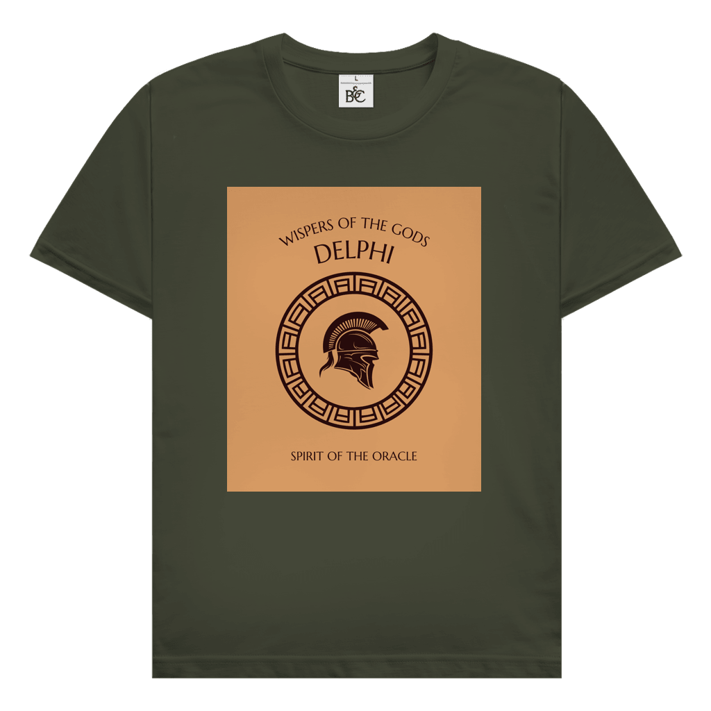 Delphi Design mit griechischem Kriegerhelm, antikem Ornamentkreis und Schriftzug Whispers of the Gods Spirit of the Oracle.