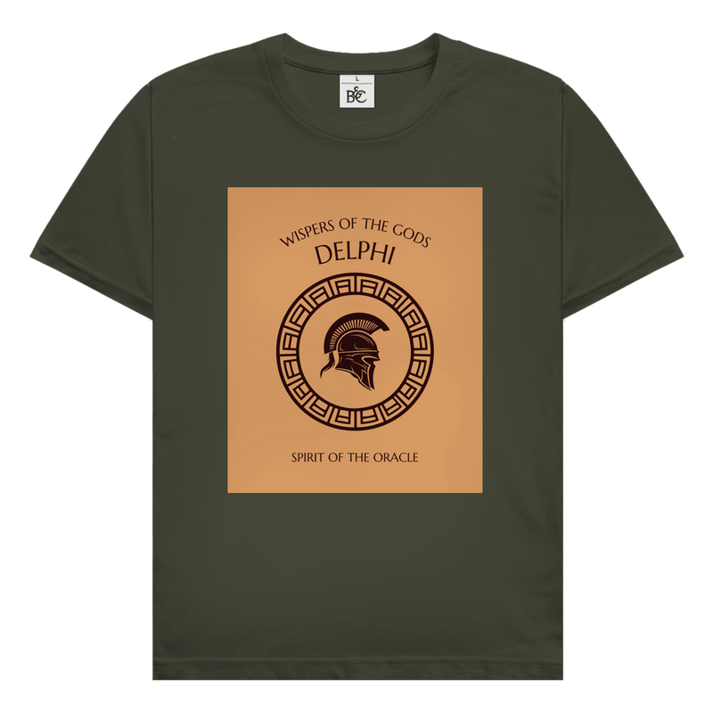 Delphi Design mit griechischem Kriegerhelm, antikem Ornamentkreis und Schriftzug Whispers of the Gods Spirit of the Oracle.