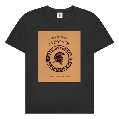Mykonos Design mit griechischem Kriegerhelm, antikem Ornamentkreis und Schriftzug Waves of Freedom Spirit of the Aegean.