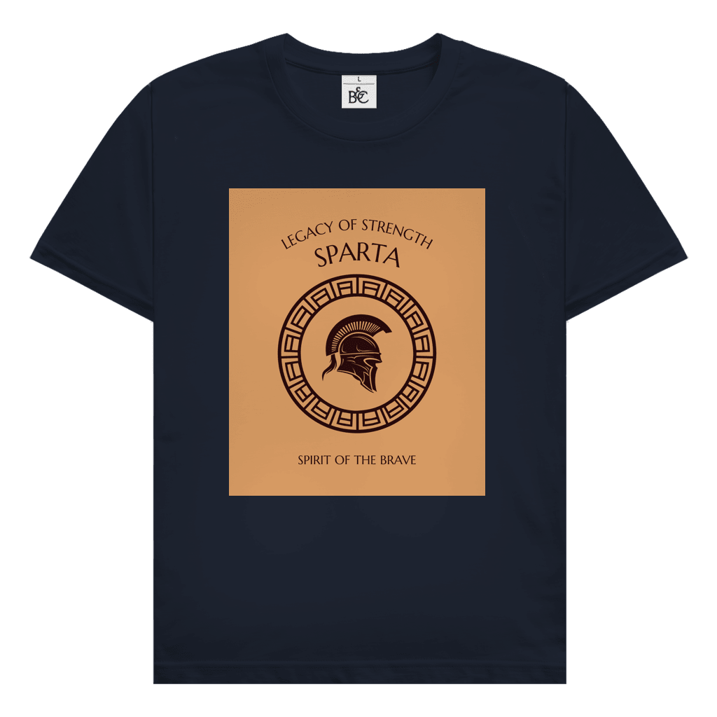 Sparta Design mit griechischem Kriegerhelm, antikem Ornamentkreis und Schriftzug Legacy of Strength Spirit of the Brave.