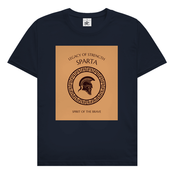 Sparta Design mit griechischem Kriegerhelm, antikem Ornamentkreis und Schriftzug Legacy of Strength Spirit of the Brave.