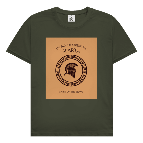 Sparta Design mit griechischem Kriegerhelm, antikem Ornamentkreis und Schriftzug Legacy of Strength Spirit of the Brave.