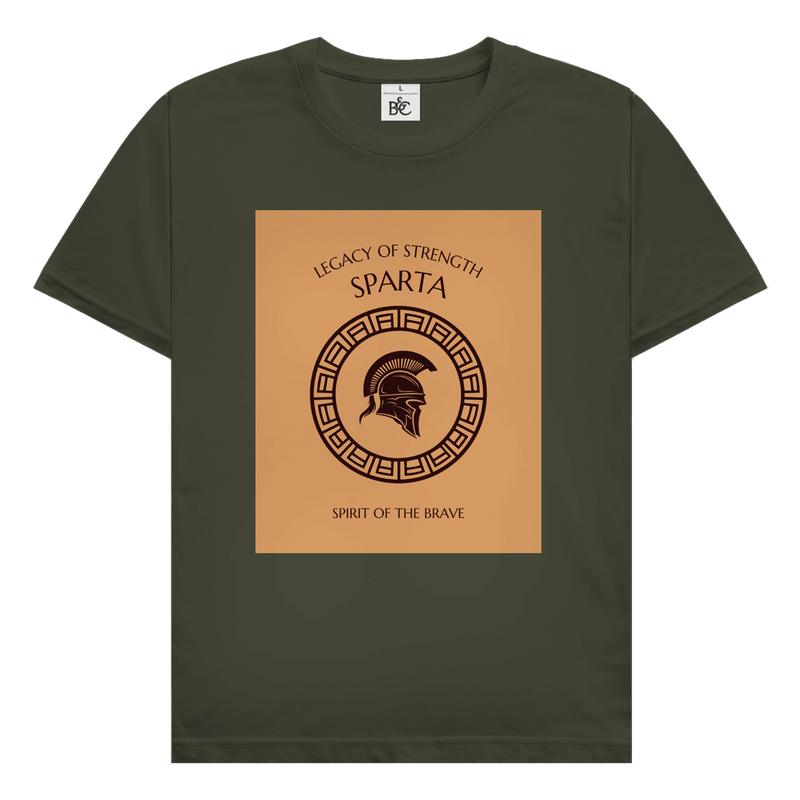Sparta Design mit griechischem Kriegerhelm, antikem Ornamentkreis und Schriftzug Legacy of Strength Spirit of the Brave.