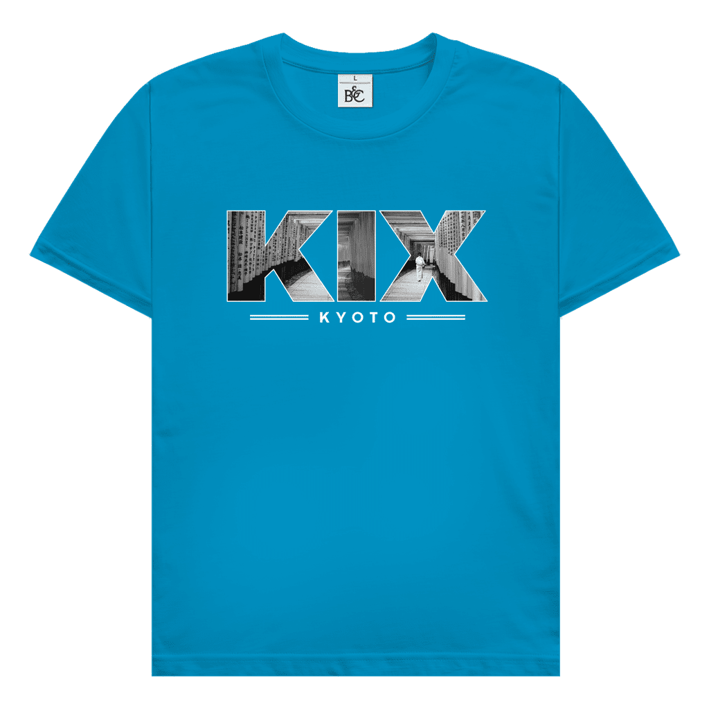 Himmelblaues TShirt mit drei Buchstaben des Flughafencode. Overlay der Buchstaben ein Bild in schwarz/weiß von Kyoto.