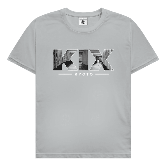 Hellgraues TShirt mit drei Buchstaben des Flughafencode. Overlay der Buchstaben ein Bild in schwarz/weiß von Kyoto.