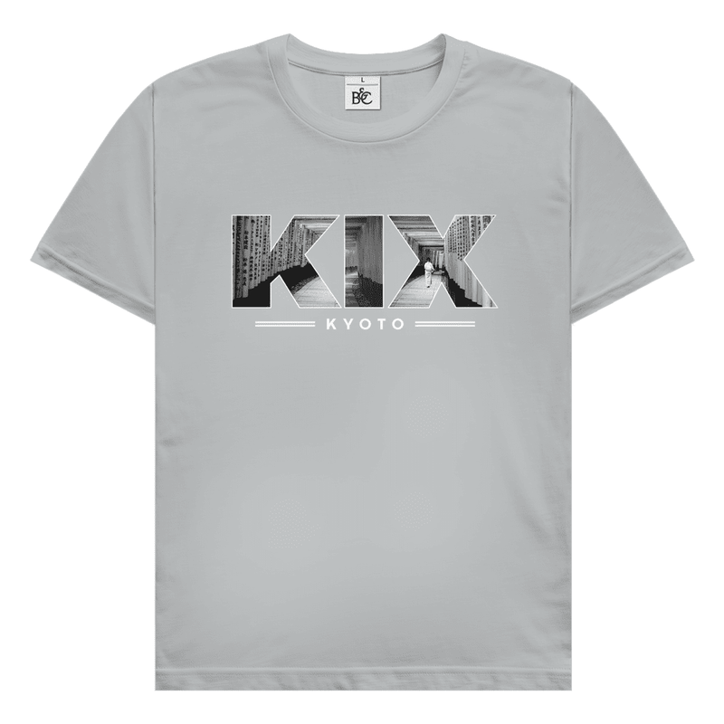 Hellgraues TShirt mit drei Buchstaben des Flughafencode. Overlay der Buchstaben ein Bild in schwarz/weiß von Kyoto.