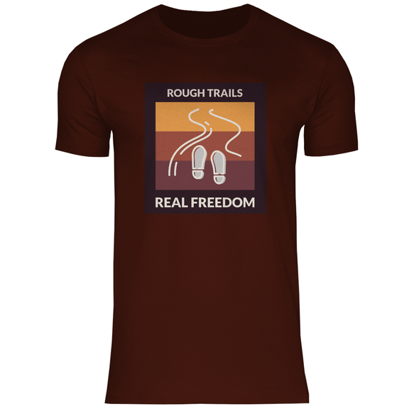 Herren T-Shirt in Brown mit ROUGH TRAILS REAL FREEDOM Print. Fernweh zum Anziehen mit travelPrint4U.de