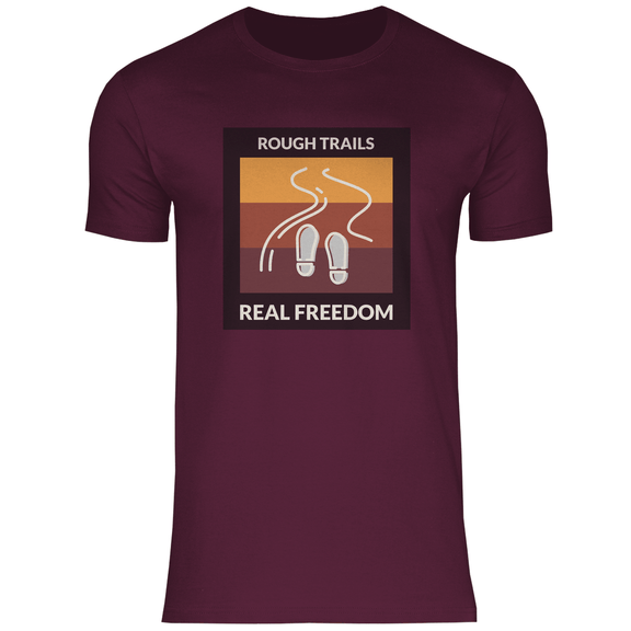 Herren T-Shirt in Burgundy mit ROUGH TRAILS REAL FREEDOM Print. Fernweh zum Anziehen mit travelPrint4U.de
