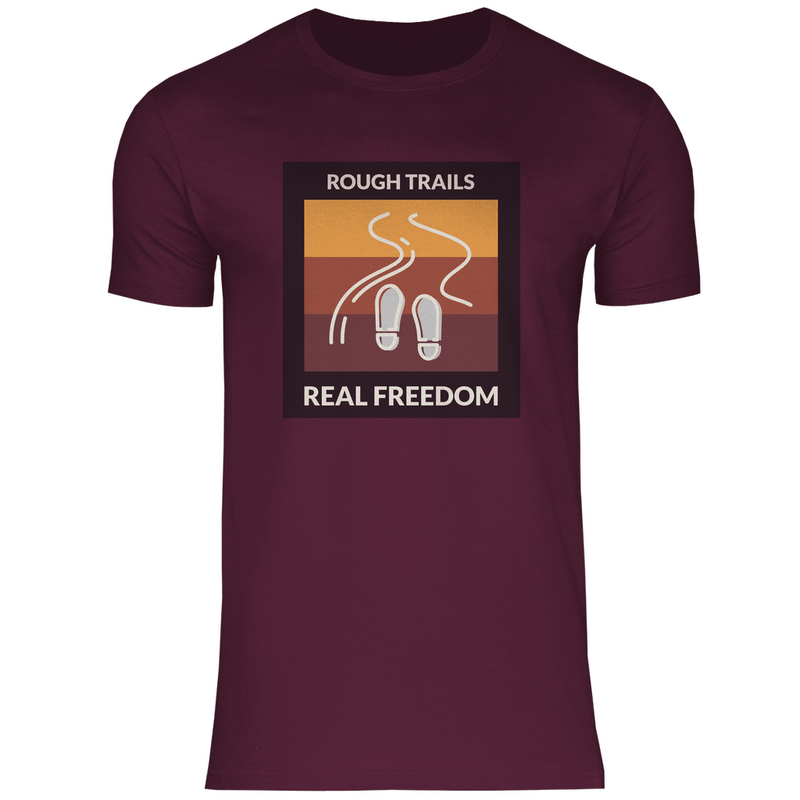 Herren T-Shirt in Burgundy mit ROUGH TRAILS REAL FREEDOM Print. Fernweh zum Anziehen mit travelPrint4U.de