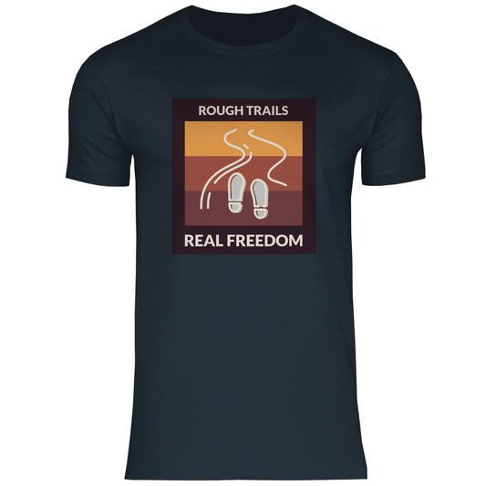 Herren T-Shirt in Dark Grey Solid mit ROUGH TRAILS REAL FREEDOM Print. Fernweh zum Anziehen mit travelPrint4U.de