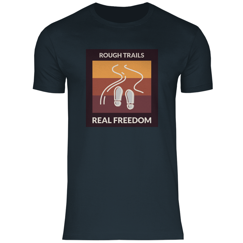 Herren T-Shirt in Dark Grey Solid mit ROUGH TRAILS REAL FREEDOM Print. Fernweh zum Anziehen mit travelPrint4U.de