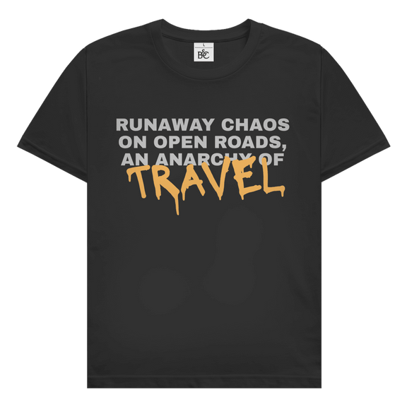 Runaway Chaos Travel Design mit typografischem Schriftzug Runaway Chaos on Open Roads An Anarchy of Travel.