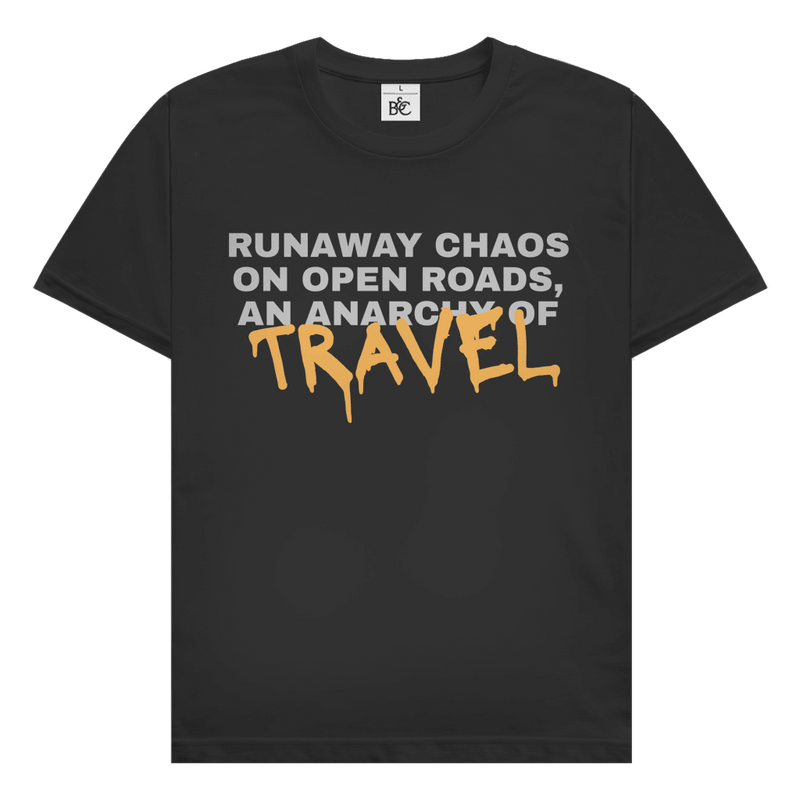 Runaway Chaos Travel Design mit typografischem Schriftzug Runaway Chaos on Open Roads An Anarchy of Travel.