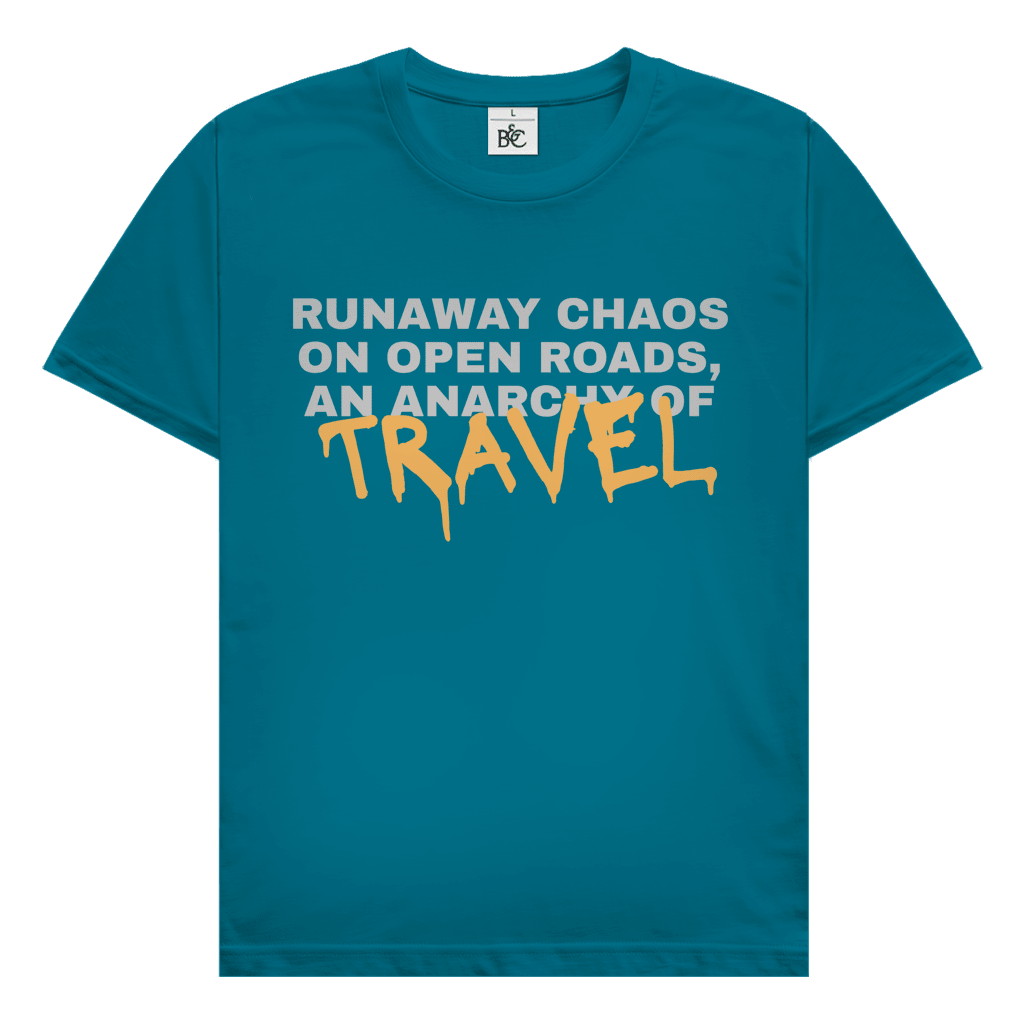 Runaway Chaos Travel Design mit typografischem Schriftzug Runaway Chaos on Open Roads An Anarchy of Travel.