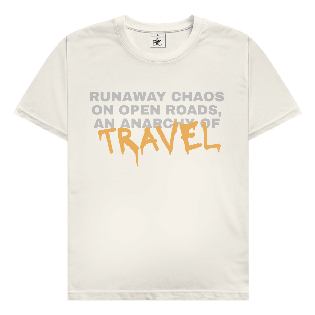Runaway Chaos Travel Design mit typografischem Schriftzug Runaway Chaos on Open Roads An Anarchy of Travel.