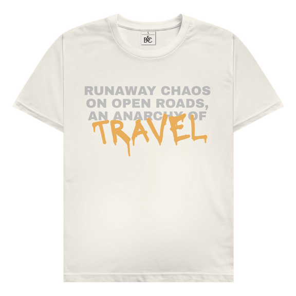 Runaway Chaos Travel Design mit typografischem Schriftzug Runaway Chaos on Open Roads An Anarchy of Travel.