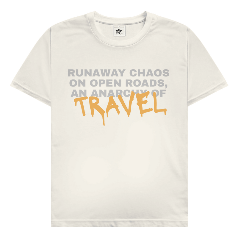 Runaway Chaos Travel Design mit typografischem Schriftzug Runaway Chaos on Open Roads An Anarchy of Travel.