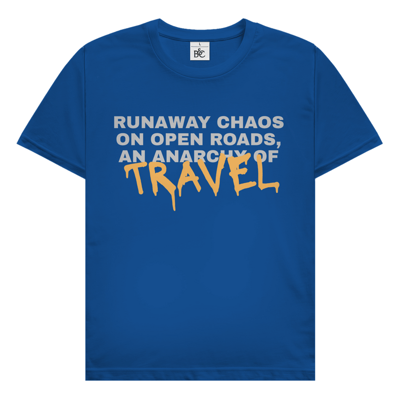 Runaway Chaos Travel Design mit typografischem Schriftzug Runaway Chaos on Open Roads An Anarchy of Travel.