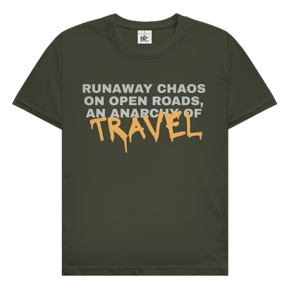 Runaway Chaos Travel Design mit typografischem Schriftzug Runaway Chaos on Open Roads An Anarchy of Travel.