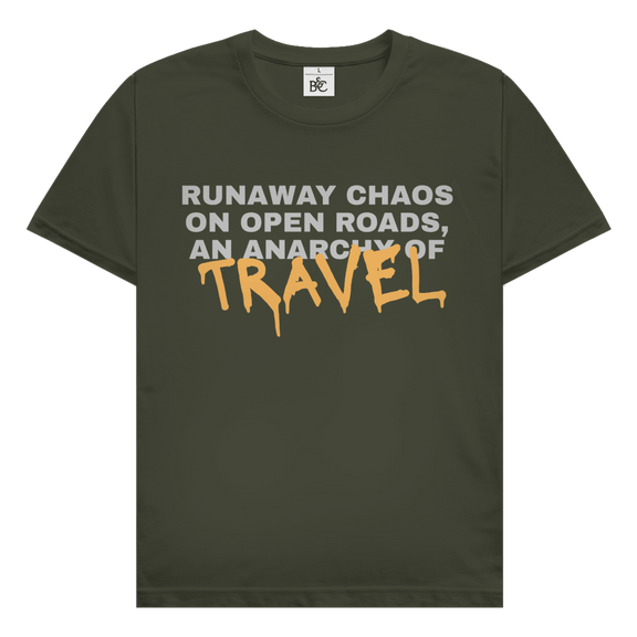 Runaway Chaos Travel Design mit typografischem Schriftzug Runaway Chaos on Open Roads An Anarchy of Travel.