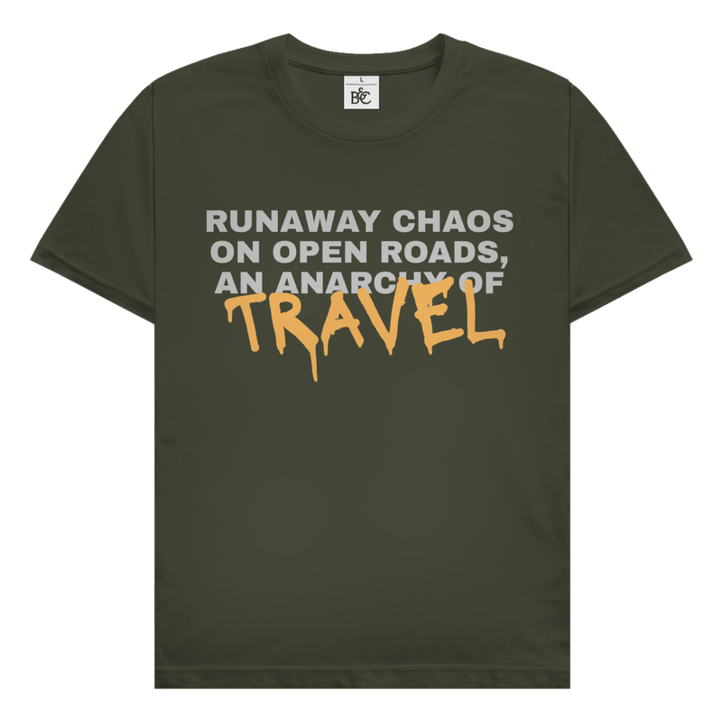 Runaway Chaos Travel Design mit typografischem Schriftzug Runaway Chaos on Open Roads An Anarchy of Travel.