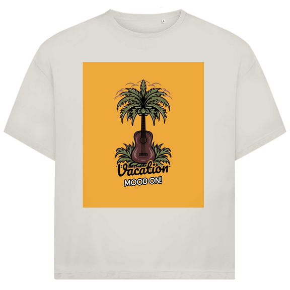 Sandfarbenes TShirt mit rechteckigem gelbem Print. Design: Gitarre als Kokospalme im Gras.