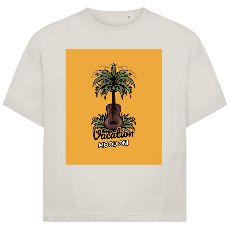 Sandfarbenes TShirt mit rechteckigem gelbem Print. Design: Gitarre als Kokospalme im Gras.