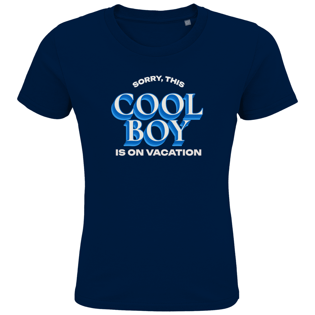 Grosser COOL BOY Print in weiss und blau mit Doppeloptik. SORRY, THIS BOY IS ON VACATION Textur darüber und darunter.