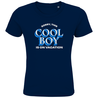 Grosser COOL BOY Print in weiss und blau mit Doppeloptik. SORRY, THIS BOY IS ON VACATION Textur darüber und darunter.