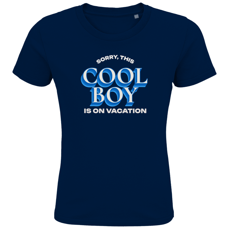 Grosser COOL BOY Print in weiss und blau mit Doppeloptik. SORRY, THIS BOY IS ON VACATION Textur darüber und darunter.