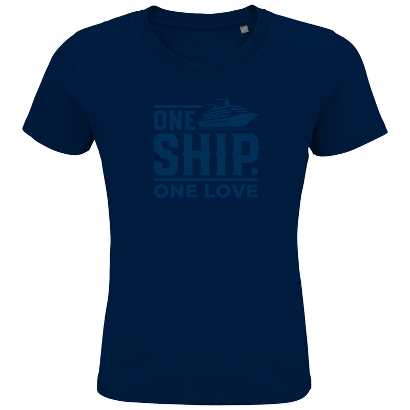 Jungs T Shirt mit blauem ONE SHIP ONE LOVE Aufdruck. Stoff-Farbe: French Navy. Fernweh zum Anziehen? travelPrint4U.de
