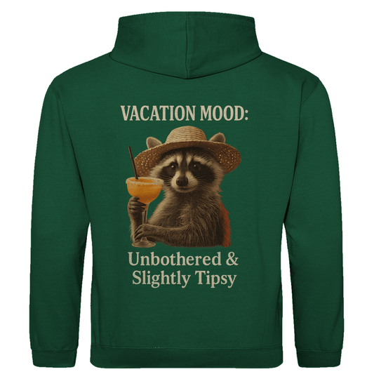 Kapuzenpulli für Herren mit Waschbär: Vacation Mood: Unbothered & Slightly Tipsy. Green. Fernweh mal lustig? travelPrint4U