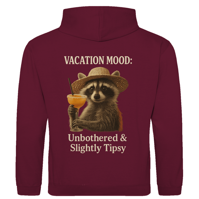 Kapuzenpulli für Herren mit Waschbär: Vacation Mood: Unbothered & Slightly Tipsy. Burgund. Fernweh mal lustig? travelPrint4U