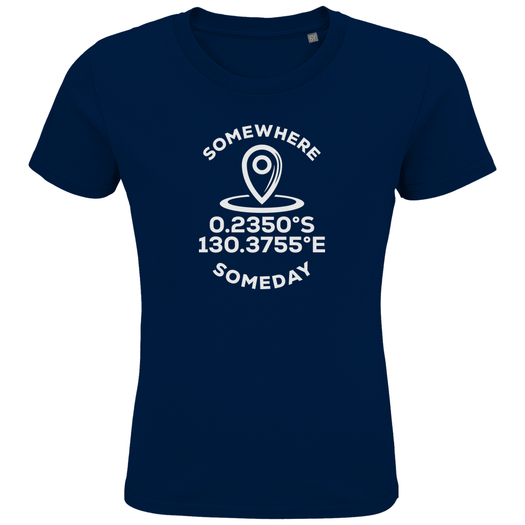 Kinder T Shirts mit KOORDINATEN + SOMEDAY SOMEWHERE Text (White). Stoff: French Navy. Fernweh zum Anziehen? travelPrint4U.de