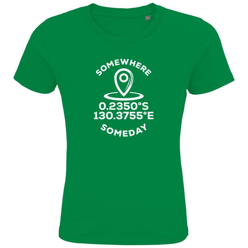 Kinder T Shirts mit KOORDINATEN + SOMEDAY SOMEWHERE Text (White). Stoff: Kelly Green. Fernweh zum Anziehen? travelPrint4U.de