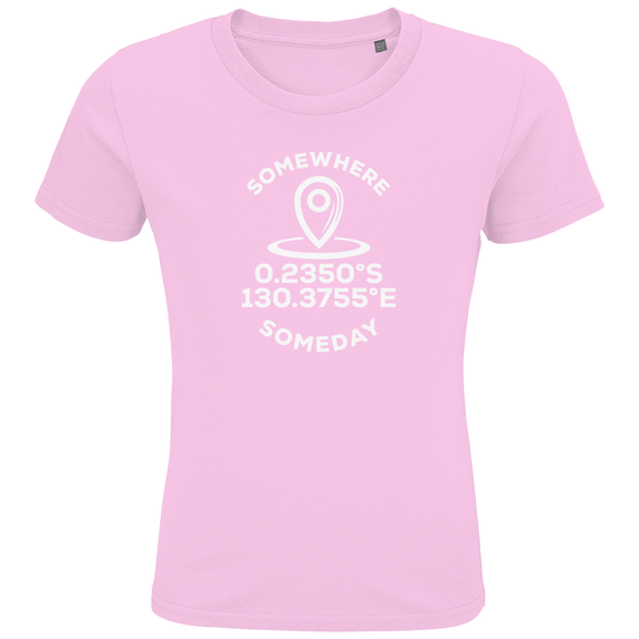 Kinder T Shirts mit KOORDINATEN + SOMEDAY SOMEWHERE Text (White). Stoff: Pale Pink. Fernweh zum Anziehen? travelPrint4U.de