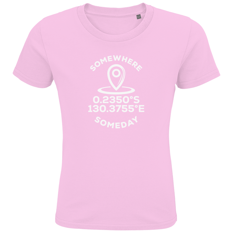 Kinder T Shirts mit KOORDINATEN + SOMEDAY SOMEWHERE Text (White). Stoff: Pale Pink. Fernweh zum Anziehen? travelPrint4U.de