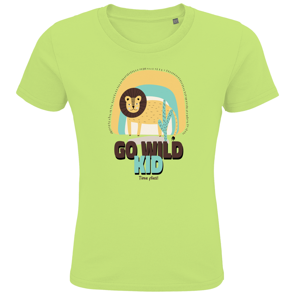 Gezeichneter Löwe steht bei einer Pflanze. Die Textur GO WILD KID in braun und hellgrün, in 2 Zeilen überlagernd.