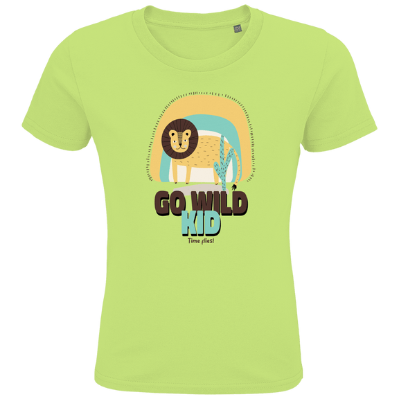 Gezeichneter Löwe steht bei einer Pflanze. Die Textur GO WILD KID in braun und hellgrün, in 2 Zeilen überlagernd.